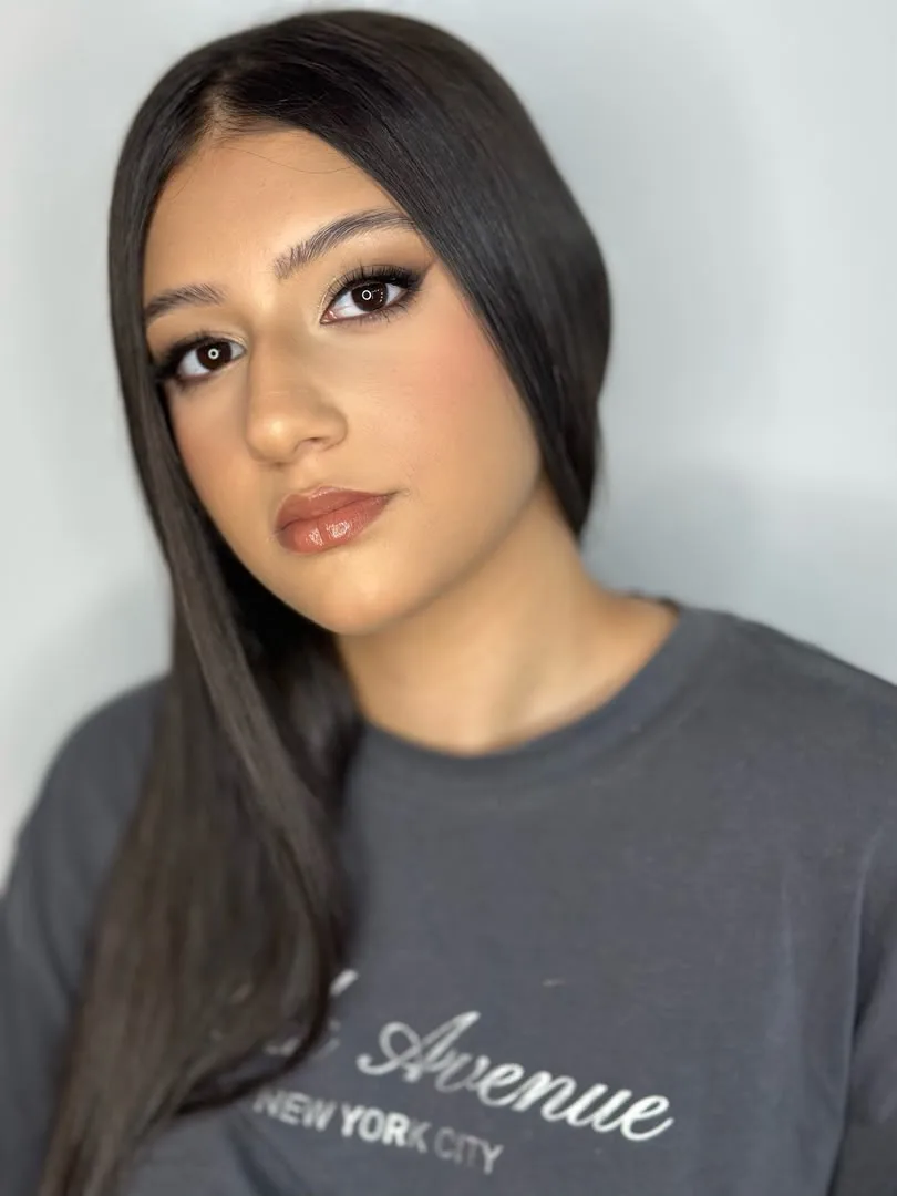 Ojos definidos, labio nude